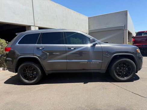 Used 2017 Jeep Grand Cherokee Laredo w/ Quick Order Package 23E AWD/4WD image 3