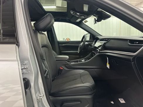 Used 2026 Jeep Grand Cherokee Altitude AWD/4WD image 10