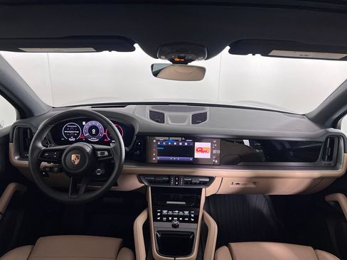 Certified 2025 Porsche Cayenne AWD/4WD image 18