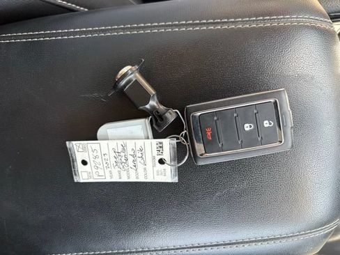 Used 2023 Jeep Grand Cherokee Laredo AWD/4WD image 5