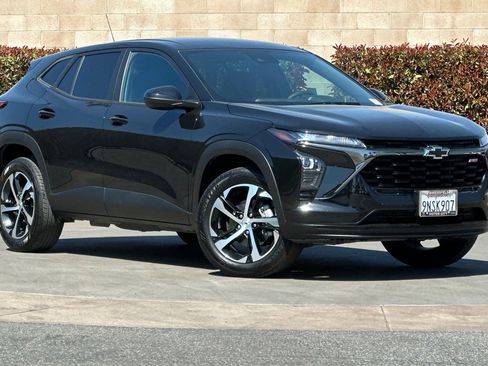 Certified 2024 Chevrolet Trax RS w/ Driver Confidence Package image 2