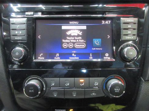 Used 2020 Nissan Rogue S image 40