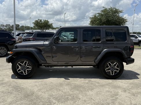 Used 2025 Jeep Wrangler Unlimited Sahara AWD/4WD image 9