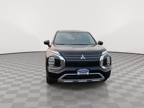 Used 2023 Mitsubishi Outlander SE image 2