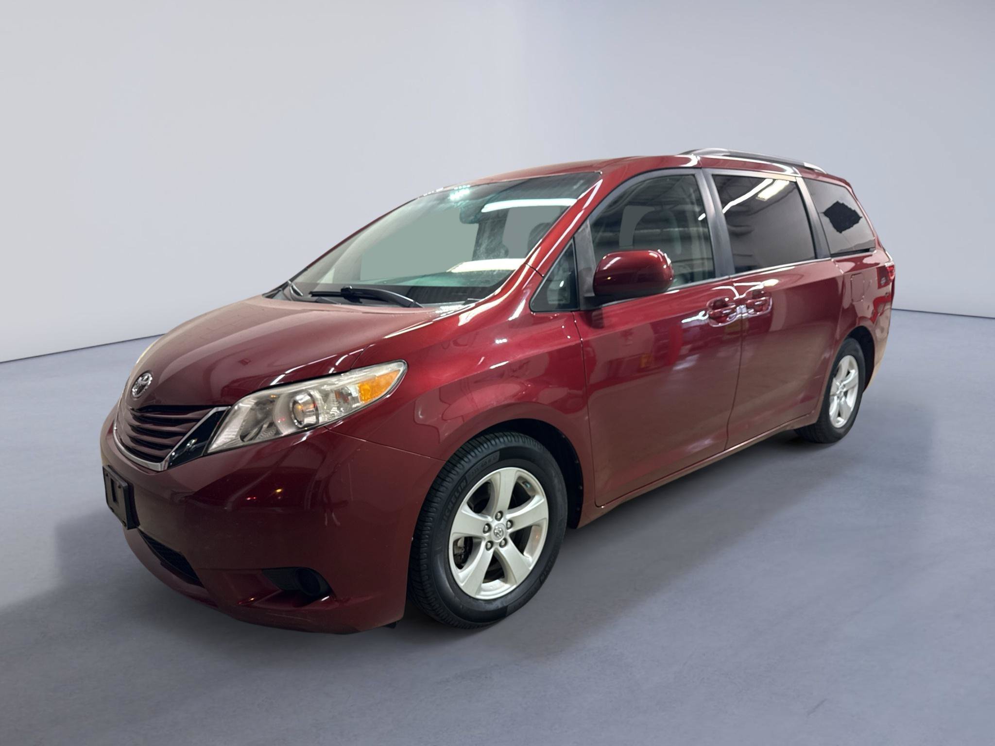 Used 2015 Toyota Sienna LE FWD image 3