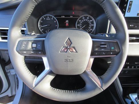 New 2025 Mitsubishi Outlander SE image 22