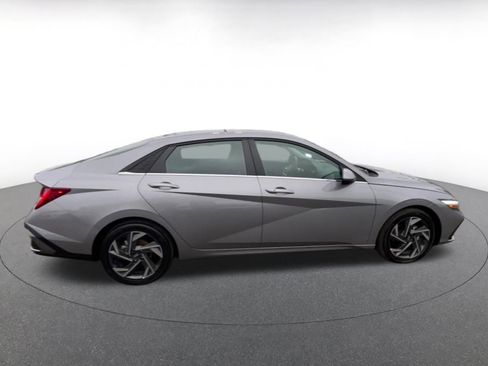 Used 2025 Hyundai Elantra SEL image 16