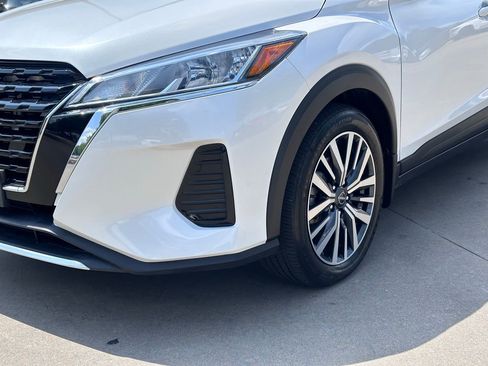 Used 2022 Nissan Kicks SV FWD image 9
