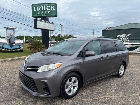 Used 2019 Toyota Sienna LE image 1
