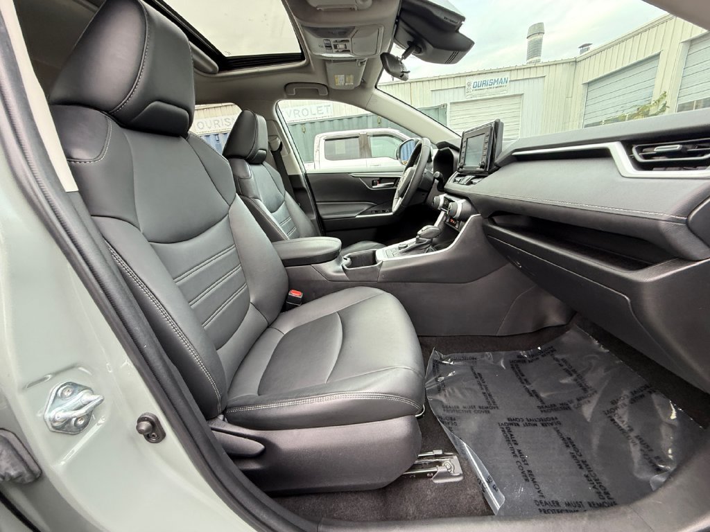 Used 2022 Toyota RAV4 XLE Premium AWD/4WD image 25