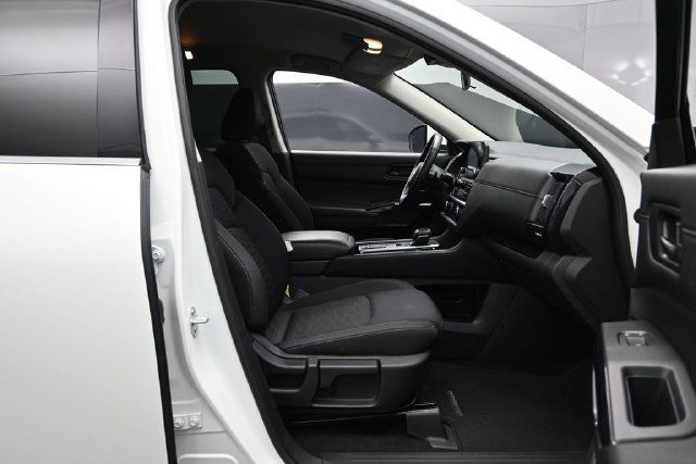 Used 2025 Nissan Pathfinder SV FWD image 27