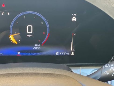 Used 2025 Chevrolet Trax LT FWD image 32