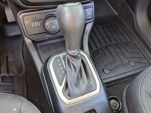 Used 2018 Jeep Renegade Latitude image 11