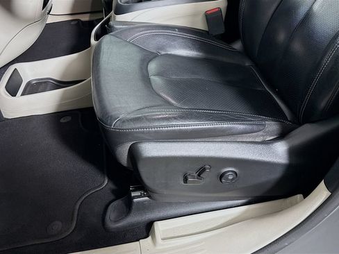 Used 2022 Chrysler Pacifica Touring-L FWD image 18