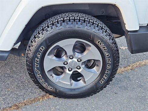 Used 2017 Jeep Wrangler Sahara w/ Connectivity Group image 8