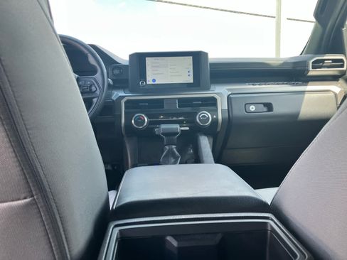 Used 2025 Toyota Tacoma SR5 AWD/4WD image 28