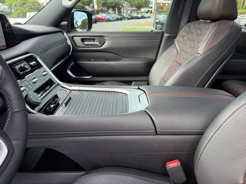 Used 2025 Nissan Armada Platinum w/ Convenience Package RWD image 25
