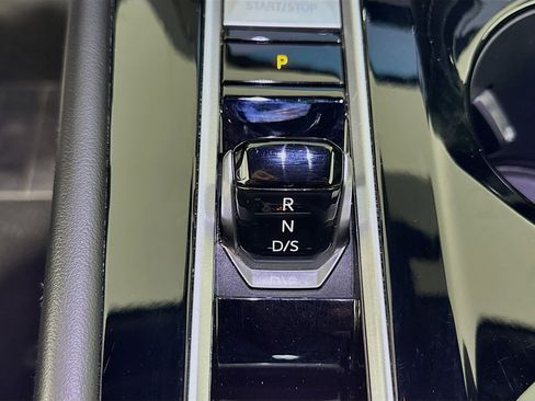 Used 2024 Volkswagen Atlas Cross Sport SE image 24