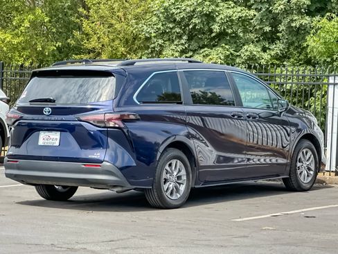 Used 2024 Toyota Sienna LE AWD/4WD image 3
