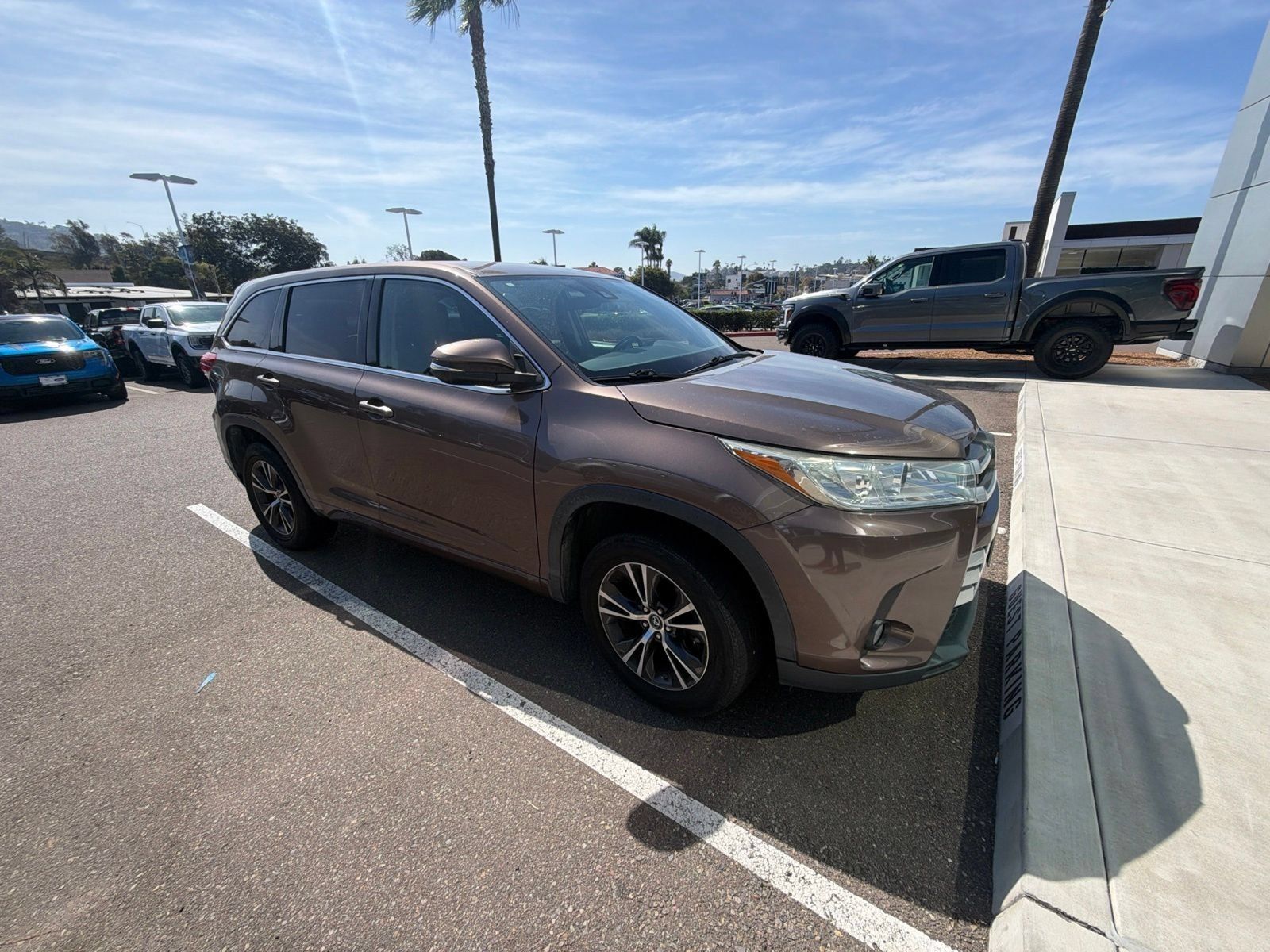 Used 2018 Toyota Highlander Plus w/ Carpet Mat Package (TMS) FWD image 6