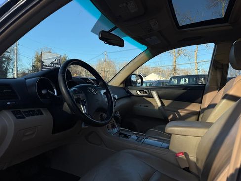 Used 2011 Toyota Highlander SE w/ Tow Pkg image 9
