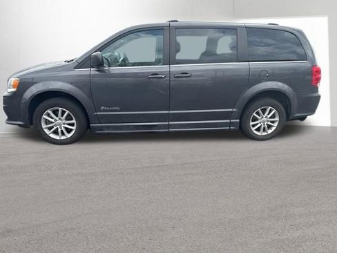 Used 2018 Dodge Grand Caravan SXT image 2