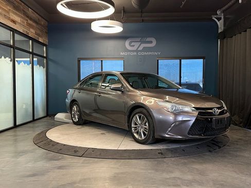 Used 2016 Toyota Camry SE image 1