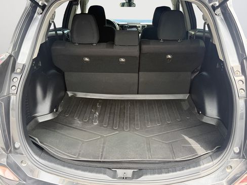 Used 2018 Toyota RAV4 LE FWD image 60