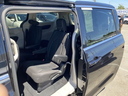 Used 2023 Chrysler Voyager LX FWD image 17