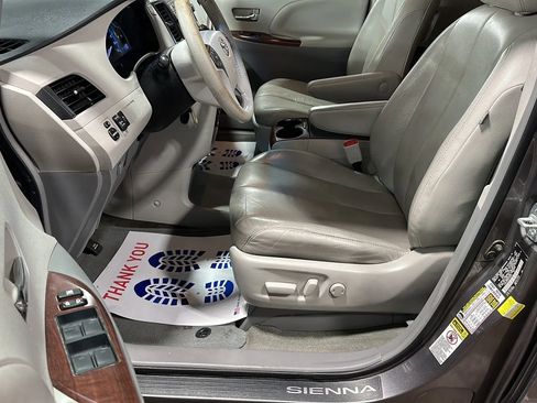 Used 2014 Toyota Sienna XLE image 9