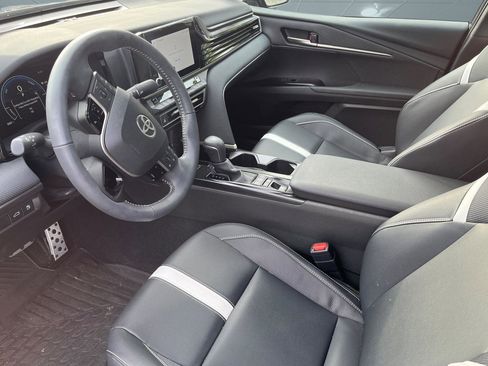 Used 2025 Toyota Camry SE image 3