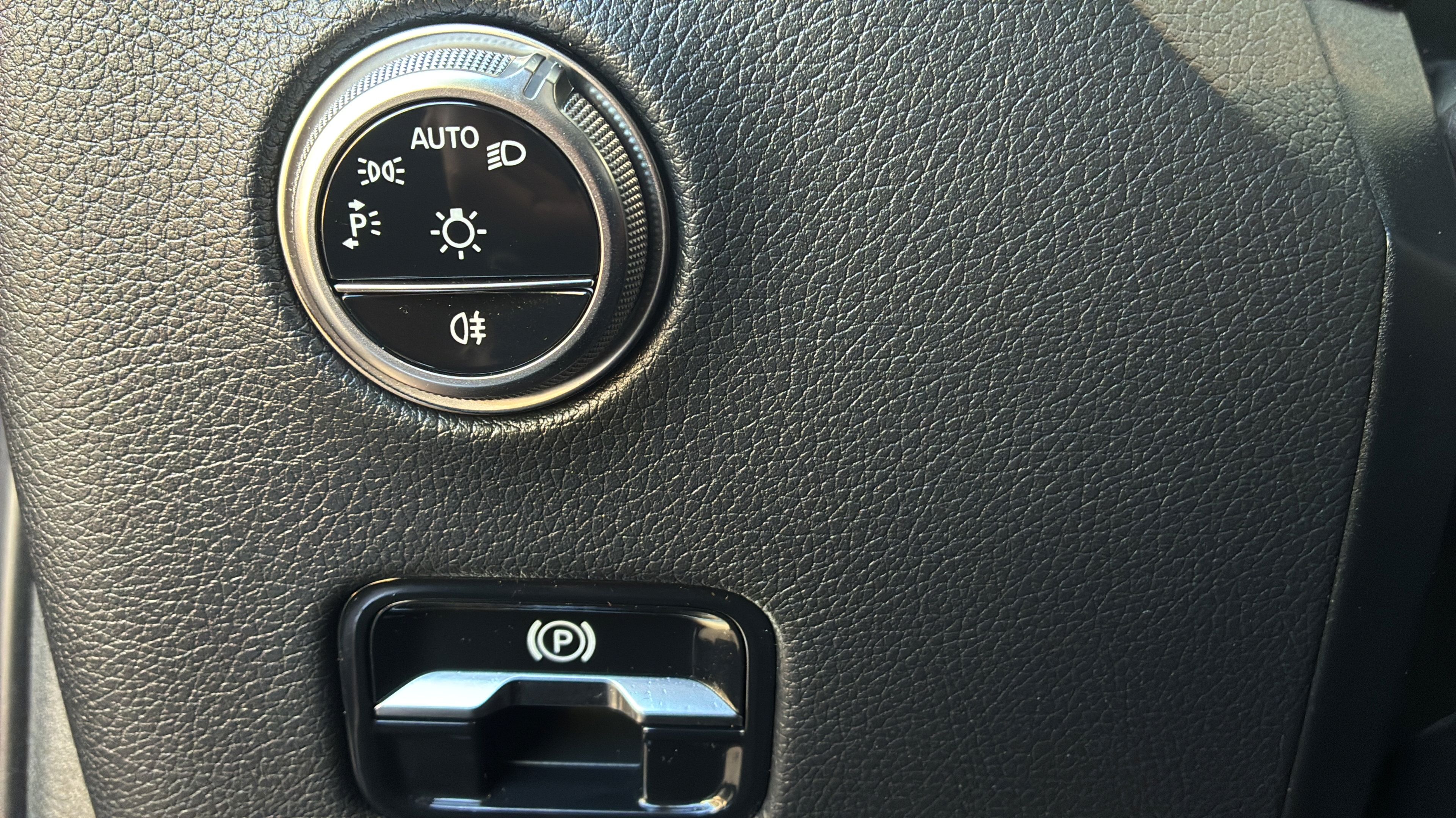 Used 2025 Mercedes-Benz GLC 350e 4MATIC image 28