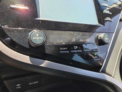 Used 2018 Toyota Camry SE w/ Moonroof Package FWD image 22