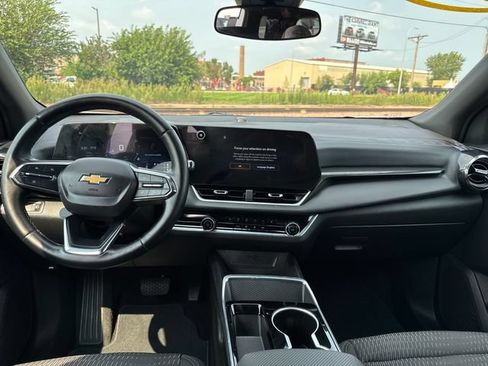 Used 2025 Chevrolet Equinox LT AWD/4WD image 13