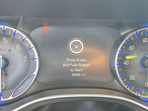 Used 2024 Chrysler Pacifica Touring-L FWD image 9