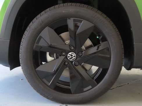 New 2026 Volkswagen Taos SE FWD image 28
