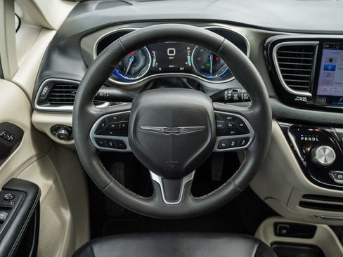 Used 2023 Chrysler Pacifica Touring-L FWD image 32
