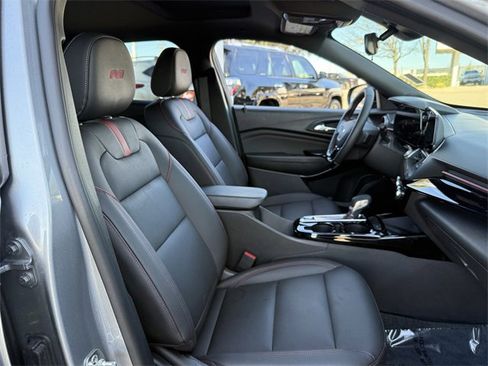 Used 2025 Chevrolet Trax RS w/ Sunroof Package image 29