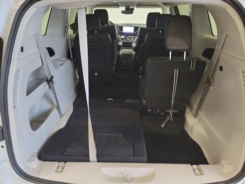 Used 2023 Chrysler Pacifica Touring-L FWD image 25