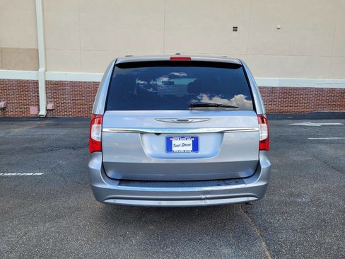 Used 2014 Chrysler Town & Country Touring-L w/ Driver Convenience Group image 19