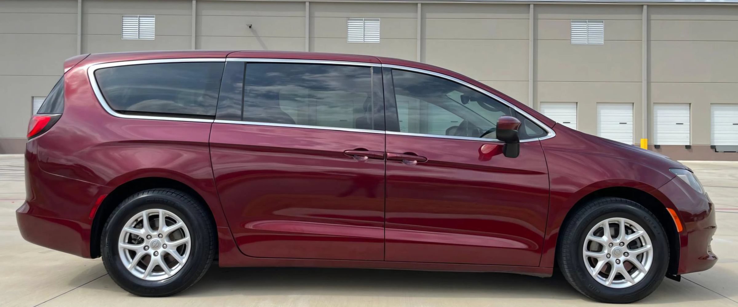 Used 2017 Chrysler Pacifica Touring FWD image 8