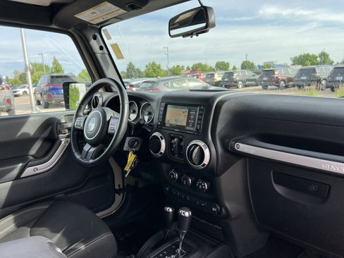 Used 2017 Jeep Wrangler Unlimited Rubicon w/ Connectivity Group AWD/4WD image 16