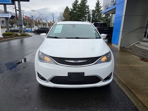 Used 2019 Chrysler Pacifica Touring-L image 4