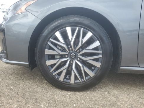 Used 2025 Nissan Altima 2.5 SV FWD image 7
