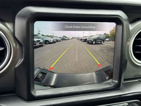 Used 2023 Jeep Gladiator Overland AWD/4WD image 4