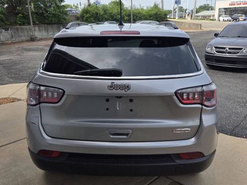Used 2020 Jeep Compass Latitude w/ Cold Weather Group FWD image 4