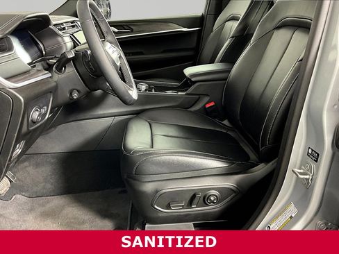 Used 2025 Jeep Grand Cherokee Limited w/ Luxury Tech Group II AWD/4WD image 19