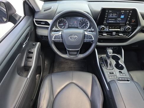 Used 2022 Toyota Highlander XLE AWD/4WD image 19
