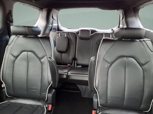 Used 2025 Chrysler Pacifica Limited FWD image 18