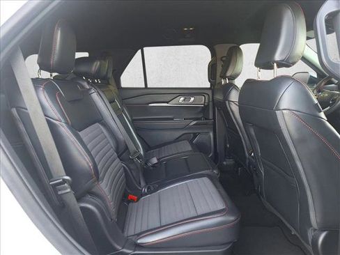 Used 2025 Ford Explorer ST-Line w/ ST-Line Street Pack image 17